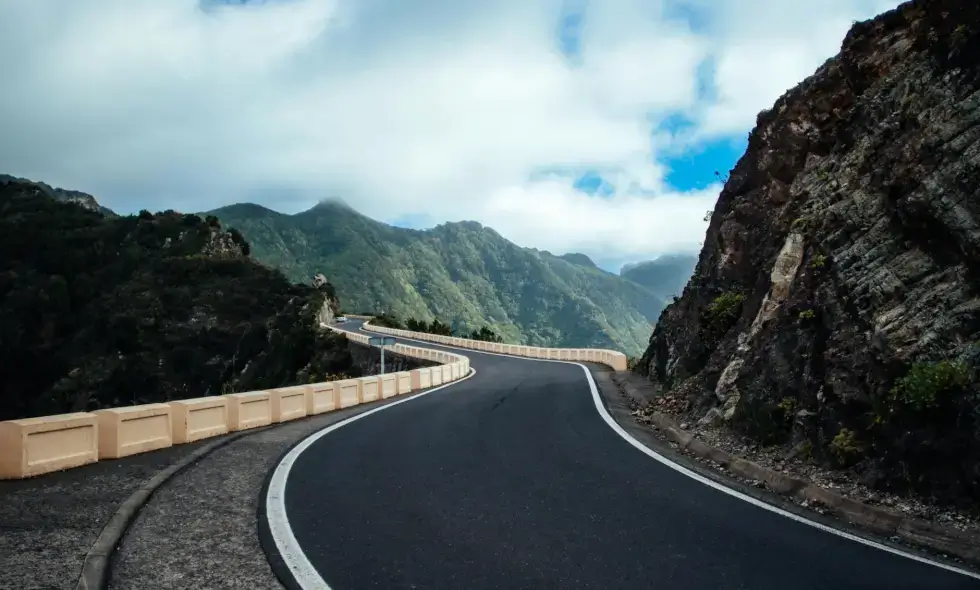 Tecnologia innovativa: cavalcavia mobile può salvare vite e nervi sulle autostrade – video