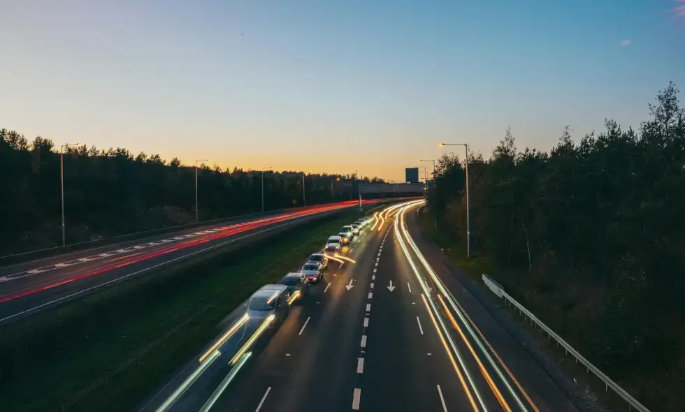 Bükreş-Craiova neredeyse tamamen otoyol ve hızlı yol üzerinde: Ulaştırma Bakanlığı trafiğe 20 km daha açtı. Toplam 121 km’nin 92 km'sinde seyahat edilebiliyor. Yarın başka bir bölüm daha açılacak.